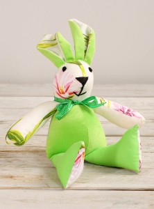 Zajączek dekoracyjny z zielonym brzuszkiem, ok. 30 cm
