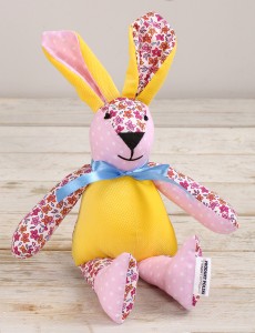 Zajączek dekoracyjny z żółtym brzuszkiem, ok. 30 cm